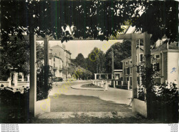 88.  BAINS LES BAINS .  Entrée Du Parc Et Avenue Du Dr Bailly . - Bains Les Bains