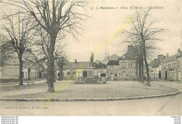 41.   MONTOIRE .  Place St-Denis .  Les Hôtels . - Montoire-sur-le-Loir