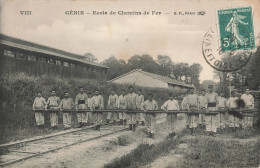 Train Régiment Génie école De Chemins De Fer Pose D'un Rail Chemin De Fer CPA Cachet Versailles 1910 Militaire Soldats - Equipment