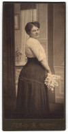 Fotografie J. R. Roettig, Georgswalde, Oma Klemmer Im Weiss-schwarzen Kleid Mit Mittelscheitel Und Blumenstrauss  - Anonymous Persons