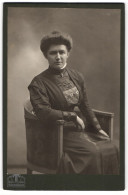 Fotografie Hermann Tietz, München, Bahnhofplatz, Schöne Franziska Im Dunklen Kleid Mit Blumenmuster Und Brosche  - Anonieme Personen