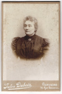 Fotografie Jules Dubois, Verviers, 14 Rue Secheval, Josephine Lianne-d`Arister Im Dunkeln Kleid Mit Brosche Und Rüsch  - Anonieme Personen