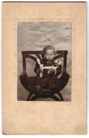 Fotografie Unbekannter Fotograf Und Ort, Tante Zouzi Meitz Als Baby Im Schwarzen Kleid Mit Puppen  - Personnes Anonymes