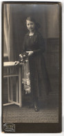 Fotografie Stein, Berlin, Chausseestr. 70, Junge Frau Foerstner Im Schwarzen Kleid Mit Blumenstrauss Und Buch  - Anonymous Persons