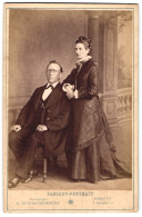 Fotografie A. Schnackenburg, Görlitz, Postplatz 3, Grossmutter Brig Im Elegantem Schwarzen Kleid Und Grossvater Im An  - Anonymous Persons