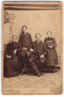 Fotografie A. Sincelius, Dahme, Carl Horn Mit Frau Und Kindern In Schwarzer Kleidung An Einem Tisch  - Anonymous Persons