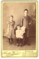 Fotografie Theodor Wenzel, Berlin, Andreasstr. 28, Georg, Margarete Und Gertrud Als Kinder In Feiner Kleidung  - Anonymous Persons