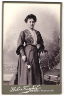 Fotografie Gebr. Koschel, Steglitz, Rheinstr. 40, Oma Koppe In Jungen Jahren Im Schwarzen Taillierten Kleid Mit Rose  - Anonymous Persons