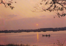 Viêt Nam Hue Une Vue De La Rivière De Huong - Viêt-Nam