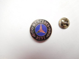 Superbe Pin's En EGF , Auto Mercédès Logo , Verso Quadrillé - Mercedes