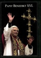 AK Papst Benedikt XVI. Hebt Grüssend Den Arm  - Papes