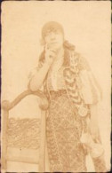 Romanian Folk Costume, Studio Cloos, Sebeș, Ca 1920s Photo P1411 - Personas Anónimos