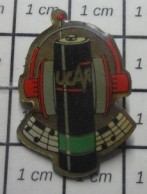 912B Pin's Pins / Beau Et Rare / THEME : MUSIQUE / PILE ELECTRIQUE UCAR ECOUTEURS CASQUE PARTITION - Musik