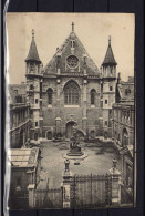 Cours - Statue - Eglise - - Kerken En Kloosters
