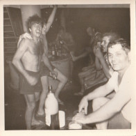 PHOTO 9 X 9   LE BATEAU MEKONG HOMMES TORSES NUS FAISANT LA FETE DE LA ST JEAN VOIR VERSO - Other & Unclassified