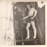 PHOTO 9 X 9   LE BATEAU MEKONG  DEUX HOMMES DANS LES ESCALIERS DE LA SALLE DES MACHINES - Sonstige & Ohne Zuordnung