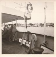 PHOTO 9 X 9   LE BATEAU MEKONG  LLES PASSAGERS A BORD A BAGKOK VOIR VERSO - Autres & Non Classés