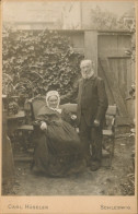 Kabinett Photo Schleswig An Der Schlei, Älteres Paar Im Garten, Um 1906 - Andere & Zonder Classificatie