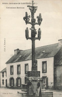 Lopérec * Place Du Village Et Le Calvaire * Villageois - Sonstige & Ohne Zuordnung