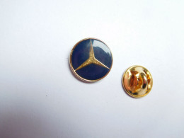 Beau Pin's , Auto Logo Mercédès , Fond Doré , Diamètre : 15 Mm - Mercedes