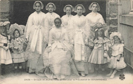 Douarnenez * Groupe De Jeunes Filles Parées Pour La Procession * Coiffe Costume Coiffes Enfants - Douarnenez