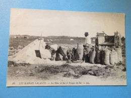 LES MARAIS SALANTS, VENDEE, LA MISE EN SAC DU SEL ET PESAGE, CPA - Autres & Non Classés