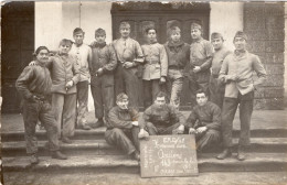 Carte Photo De Soldats Francais Du 41 é Escadron De Réparation Divisionnaire  Posant Devant Leurs Batiment - Oorlog, Militair