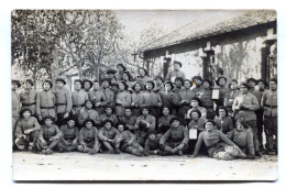 Carte Photo De Soldats Francais D'un Bataillon De Chasseur Posant Dans Leurs Caserne - War, Military