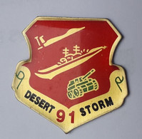 P119 Pin's Guerre Du Golf War Kuwait US ARMY Désert Storm NOIR  91 Avion Doré Char Vert IRAN IRAK KOWEIT Achat Immédiat - Army