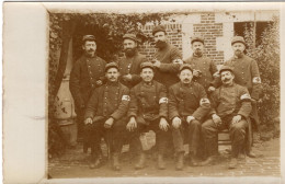 Carte Photo De Sous-officier Brancardier Francais Dans Une Ferme A L'arrière Du Front En 14-18 - Oorlog, Militair