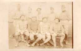 Carte Photo De Sous-officiers Et Soldats Francais Dans Une Ferme A L'arrière Du Front En 14-18 - War, Military