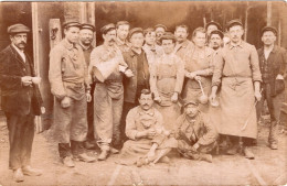 Carte Photo De Soldats Francais Avec Des Civils Dans Un Village A L'arrière Du Front En 14-18 - Oorlog, Militair