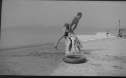 Négatif Film Snapshot Couple Faisant De La Gymnastique Sur La  Plage - Plaques De Verre