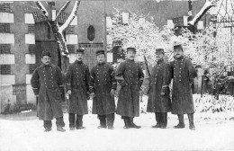 Carte Photo D'officiers Francais Posant Sous La Neige Dans Leurs Caserne Vers 1910 - Guerre, Militaire