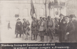 STRASBOURG  -  BAS-RHIN  -  (67)  -  CARTE PHOTO  ANIMEE  -  22/11/1918  -  LE  1 ER  DRAPEAUX  FRANCAIS  A  STRASBOURG. - Straatsburg