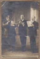 CARTE PHOTO CPA PHOTO 3 MUSICIENS CHANTEURS Dont Chanson LE DERNIER TANGO TRIO ? LYRISME ? TENOR ? OPERA - Musik Und Musikanten