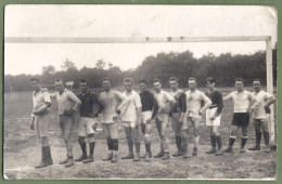 CARTE PHOTO - EQUIPE DE FOOTBALL  AMATEUR - EPOQUE ET LOCALISATION INCONNUE - Soccer