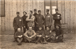 Carte Photo De Sous-officiers Et Soldats Francais ( Des Prisonniers ) Posant Dans Leurs Camp De Prisonnier En 14-18 - Guerre, Militaire