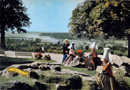 50 AVRANCHES En1960 - GROUPE FOLKLORIQUE LA ROSE AU BOUAIS - COIFFE LE PAPILLON - CPSM GF - Avranches