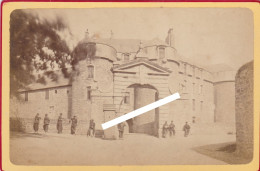 BOULOGNE Sur MER 1870/80 Militaires Peloton De Garde En Faction Devant La Porte D'entrée Du Château  Photographe Anonyme - Lugares