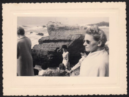 Jolie Photo Originale De Gens Sur Les Rochers En Bord De Mer à Biarritz 1956 Côte Basque Sud Ouest, 10,6x8 Cm - Lugares