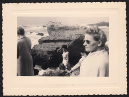 Jolie Photo Originale De Gens Sur Les Rochers En Bord De Mer à Biarritz 1956 Côte Basque Sud Ouest, 10,6x8 Cm - Lieux