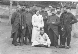 Carte Photo De Sous-officiers Francais Blessée Avec Une Infirmière Et Un Brancardier A L'arrière Du Front En 14-18 - Guerre, Militaire