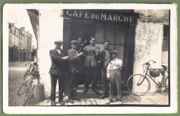 CARTE PHOTO - GROUPE D'HOMME TRINQUANT A LA PORTE DU "CAFÉ DU MARCHÉ"  - EPOQUE ET LOCALISATION INCONNUE - - Cafés