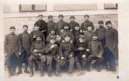 Carte Photo De Sous-officiers Francais Du 4 éme Régiment D'infanterie Posant Dans Leurs Caserne Vers 1910 - Guerra, Militares