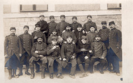 Carte Photo De Sous-officiers Francais Du 4 éme Régiment D'infanterie Posant Dans Leurs Caserne Vers 1910 - Oorlog, Militair