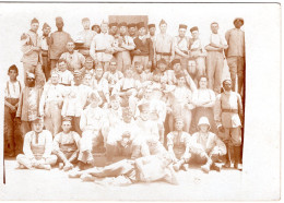 Carte Photo D'une Compagnie De Soldats Francais ( Des Tirailleurs ) Posant Dans Leurs Caserne Dans Les Colonie Francaise - War, Military