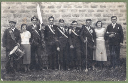 CARTE PHOTO - CONSCRITS AVEC DRAPEAU ET INSTRUMENTS DE MUSIQUE  - EPOQUE ET LOCALISATION INCONNUE - - Altri & Non Classificati