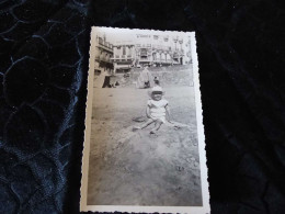 P-450 , Photo, Petit Enfant Au Chapeau  Sur La Plage Des Sables D'Olonne, Septembre 1936 - Anonymous Persons