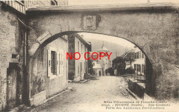 25 JOUGNE. Porte Des Anciennes Fortifications Rue Centrale Avec Vue Sur L'Eglise - Autres & Non Classés